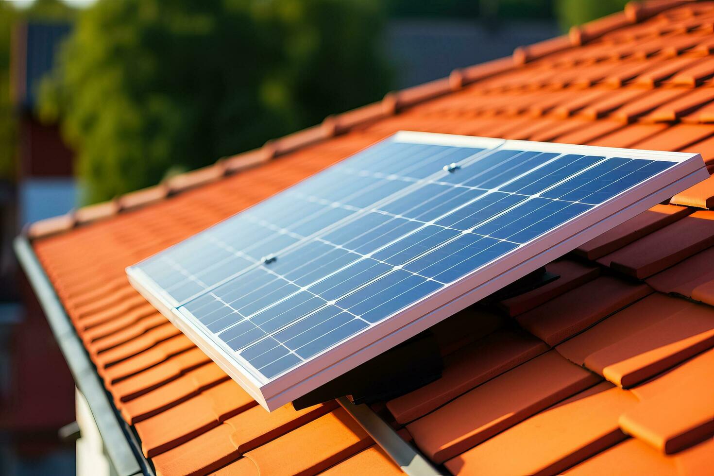 Solarpanel auf einem roten Dach foto
