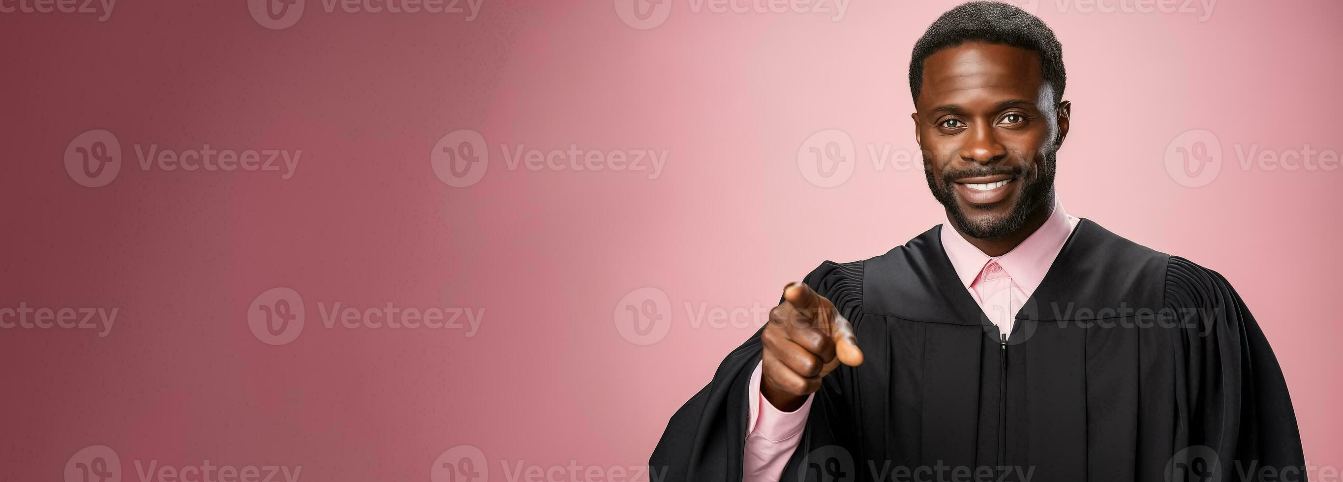 erfolgreich schwarz männlich Richter lächelnd beim das Kamera isoliert auf Pastell- Hintergrund foto