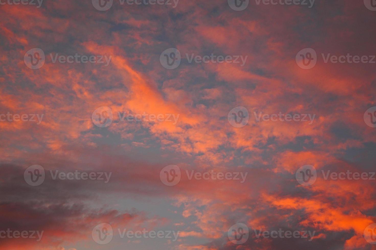 Sonnenuntergang am Himmel mit orangefarbenen Wolken foto