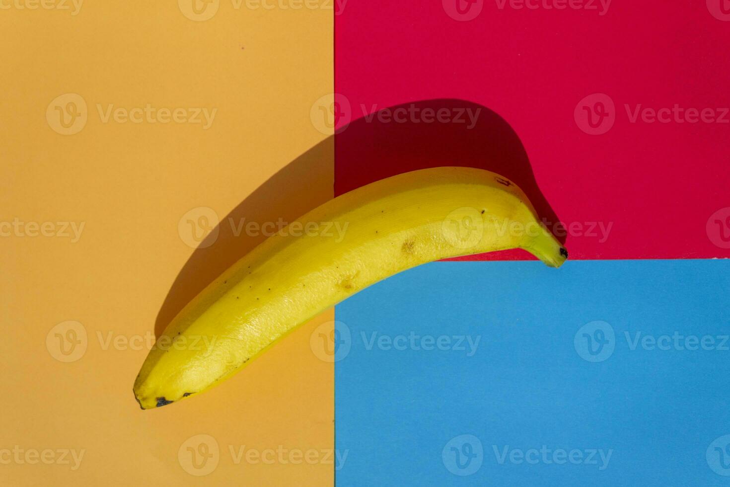 Banane im beschwingt Farben Hintergrund, mit Quadrate und rechteckig Formen im das Hintergrund. foto