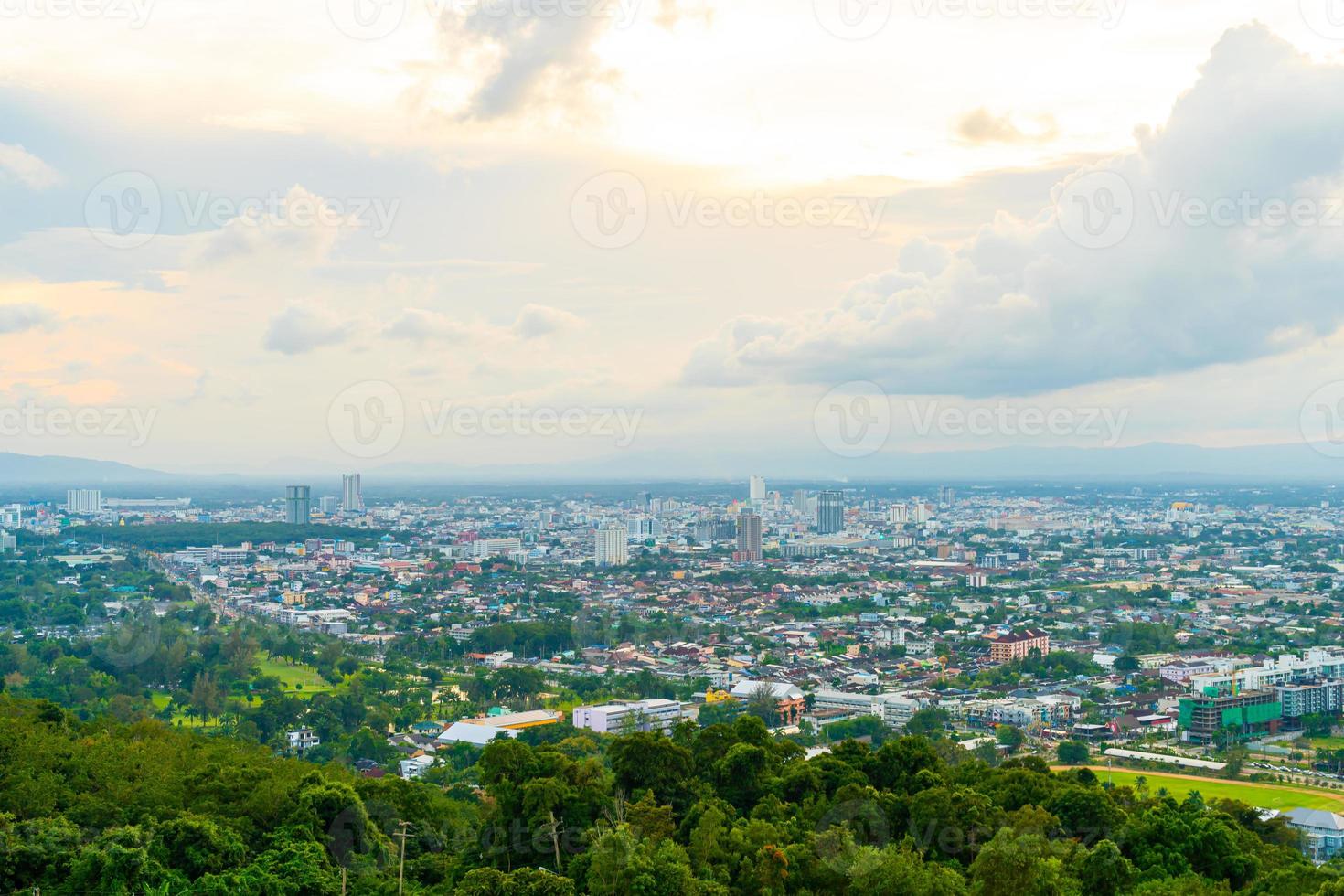 hat yai stadt mit dämmerungshimmel bei songkhla in thailand foto