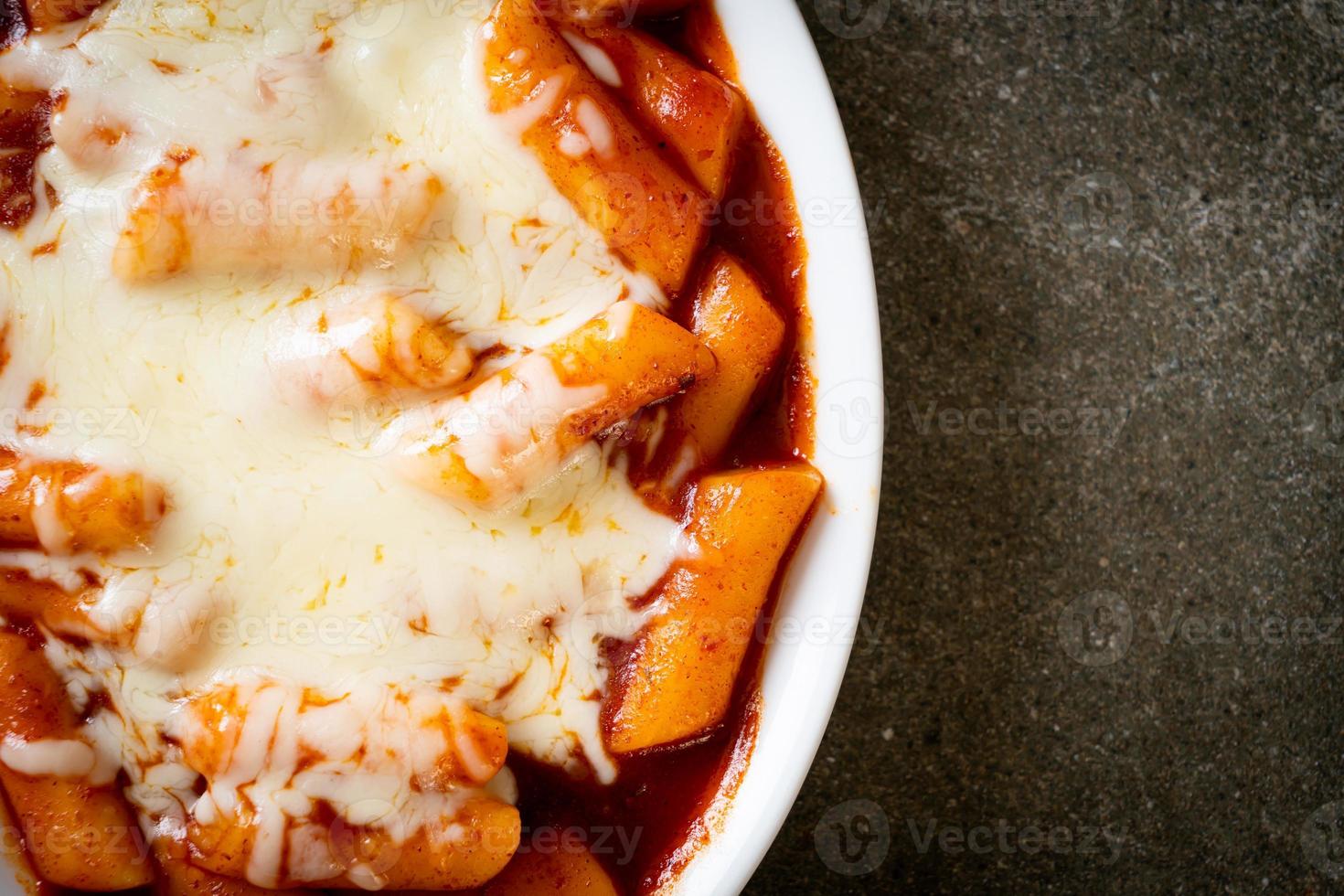 koreanischer Reiskuchen in scharfer koreanischer Sauce mit Käse, Käse-Tokpokki, Tteokbokki mit Käse foto