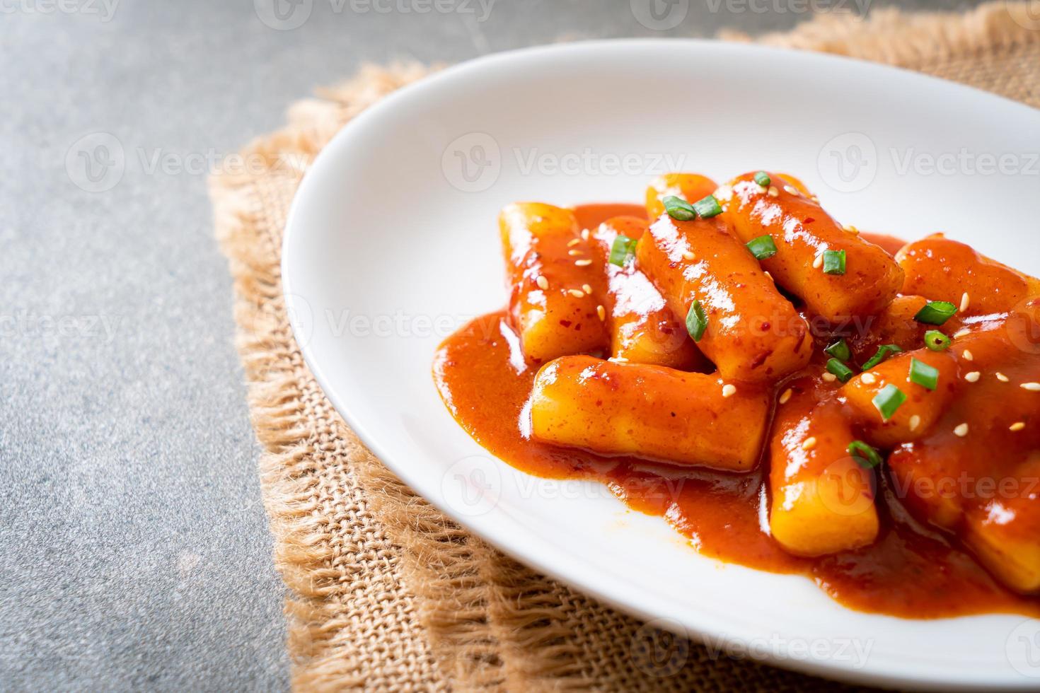 koreanische Reiskuchenstange in scharfer Sauce - tteokbokki foto