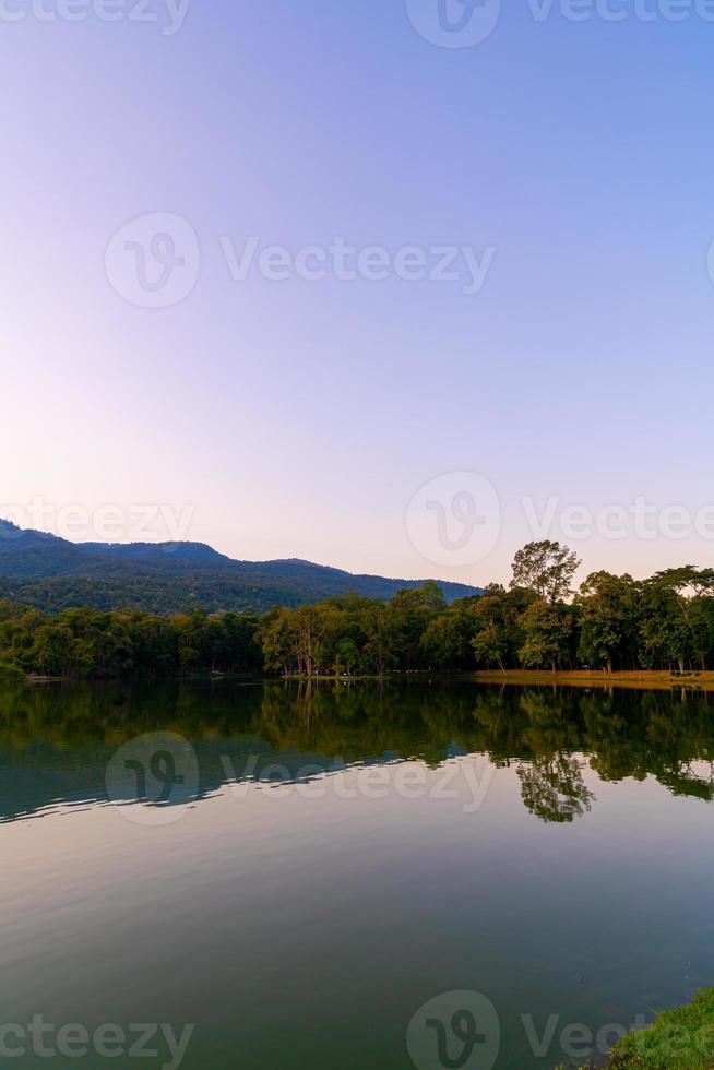 Ang Kaew See an der Chiang Mai University mit bewaldeten Bergen foto