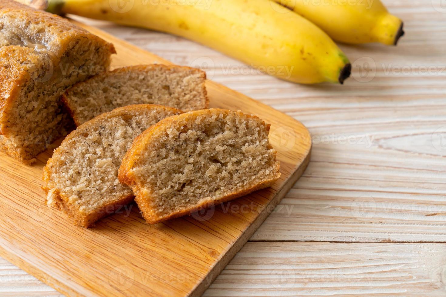 hausgemachtes Bananenbrot in Scheiben geschnitten foto