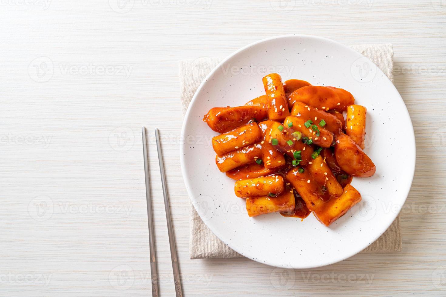 koreanische Reiskuchenstange mit Wurst in scharfer Sauce - tteokbokki foto