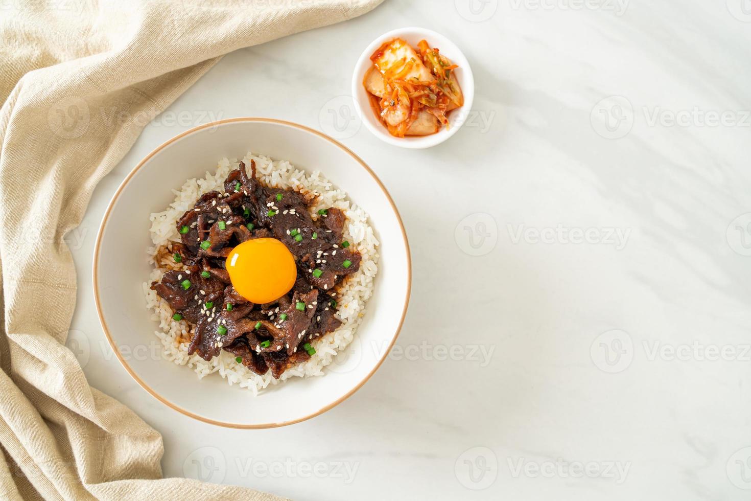 Reis mit Schweinefleisch mit Sojageschmack oder japanischem Schweinefleisch Donburi foto