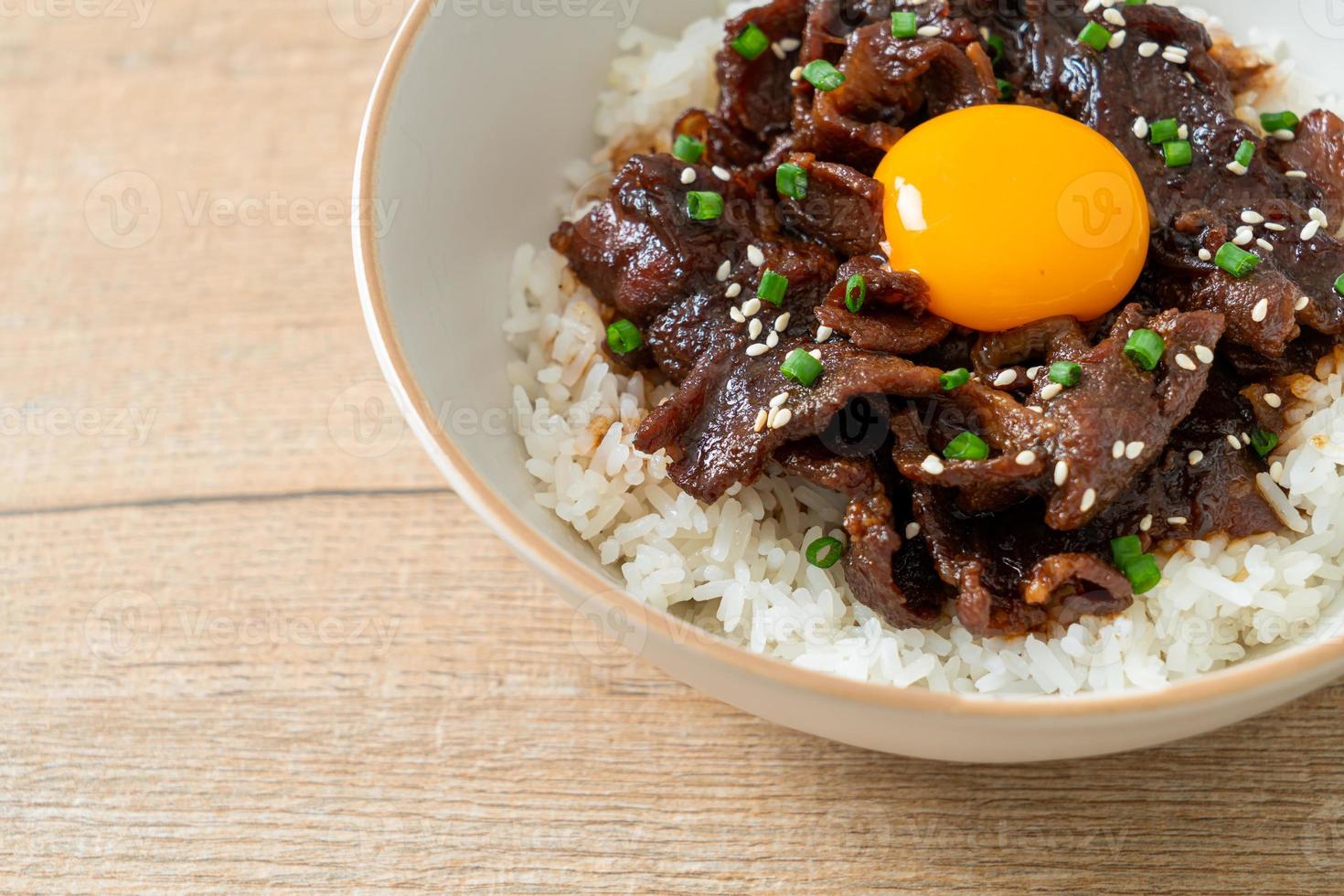 Reis mit Schweinefleisch mit Sojageschmack oder japanischem Schweinefleisch Donburi foto