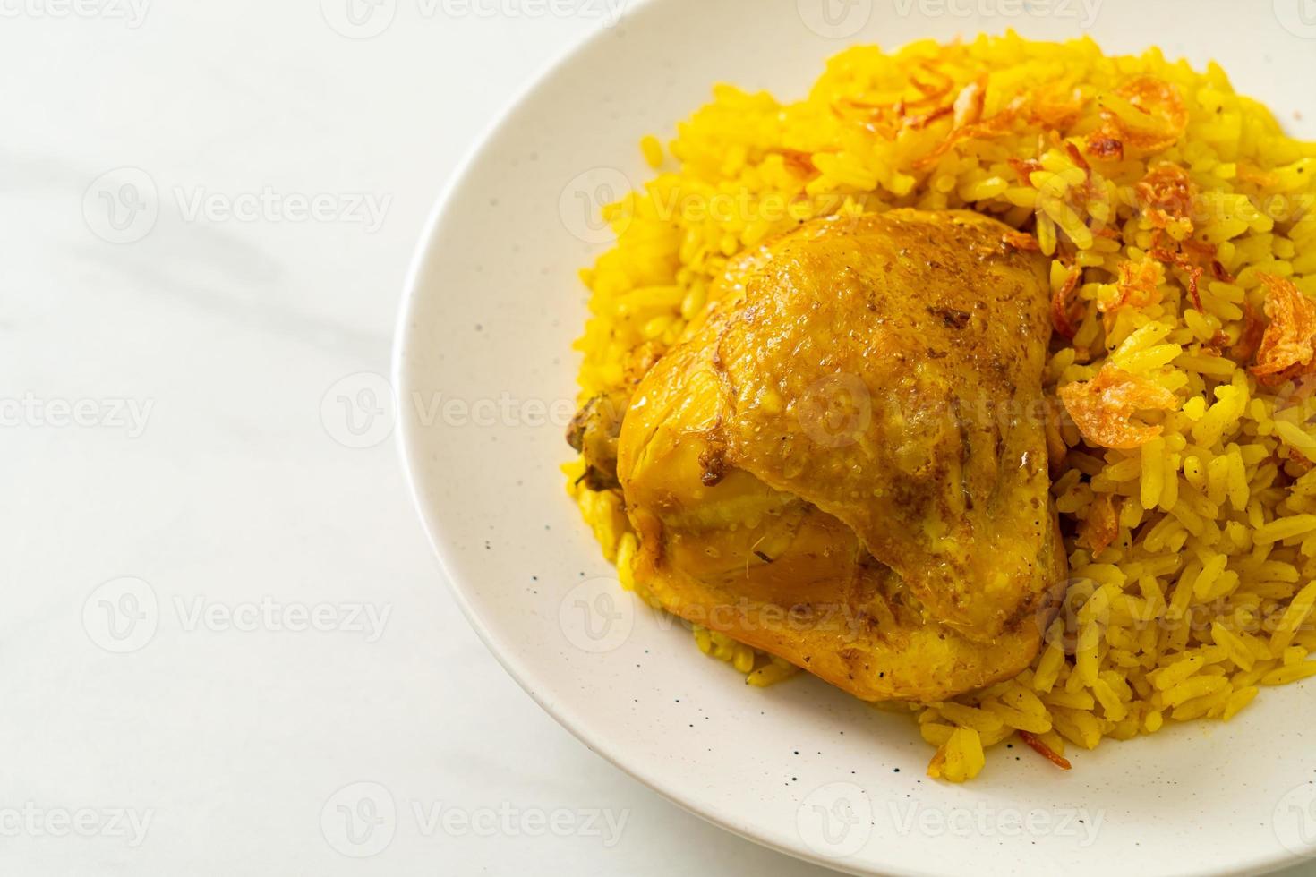 Chicken Biryani oder Curryreis und Hühnchen - thailändisch-muslimische Version des indischen Biryani, mit duftendem gelben Reis und Hühnchen foto