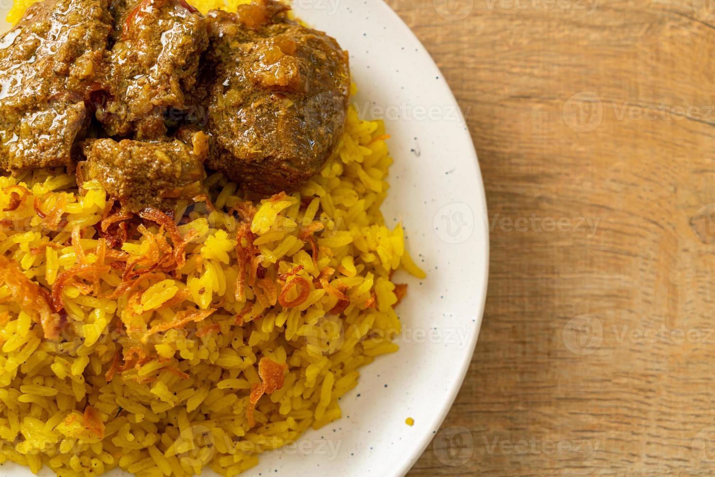 Rindfleisch Biryani oder Curryreis und Rindfleisch - thailändisch-muslimische Version des indischen Biryani, mit duftendem gelben Reis und Rindfleisch be foto