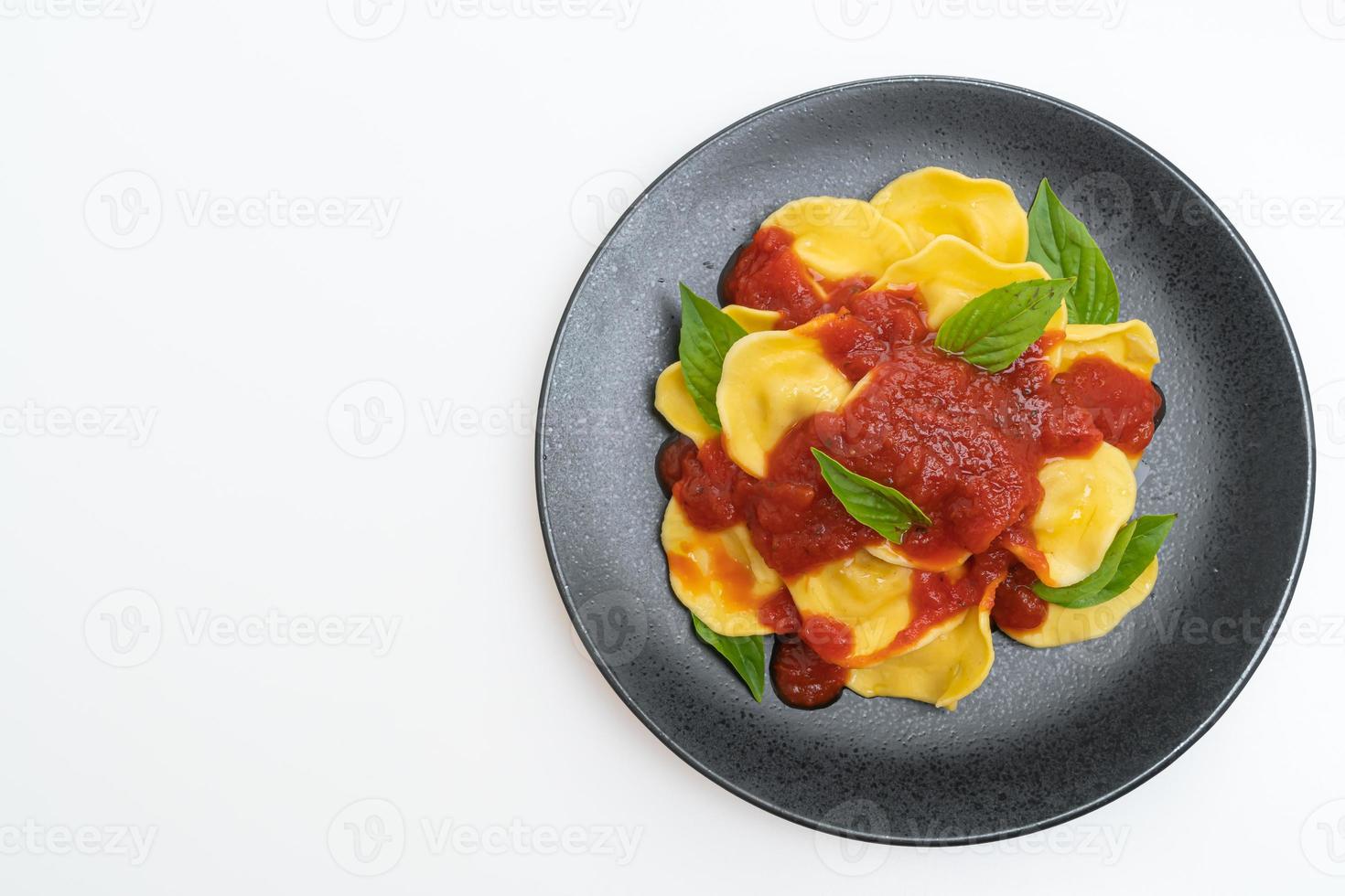 Ravioli mit Tomatensauce und Basilikum foto
