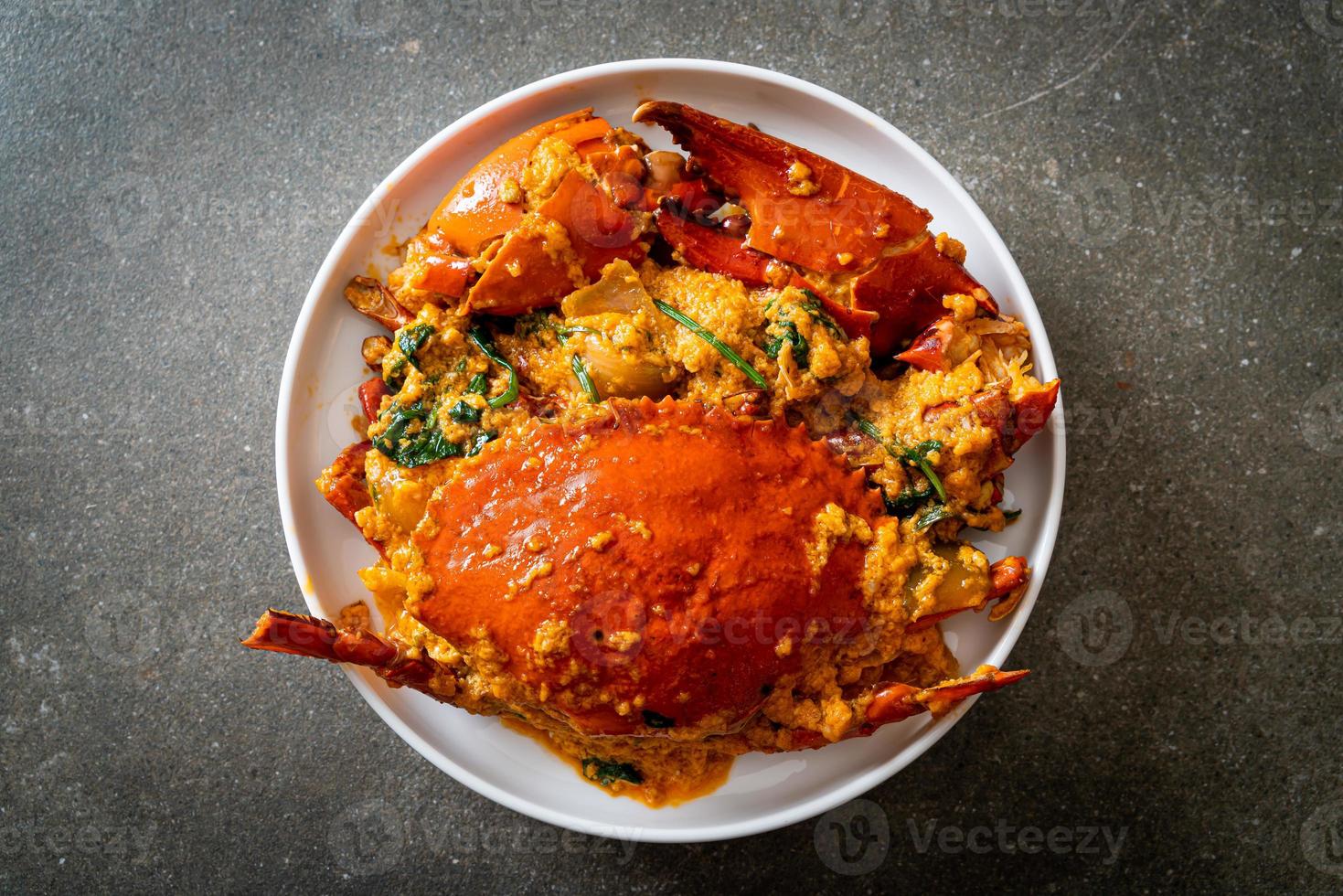 gebratene Krabben mit Currypulver verrühren foto