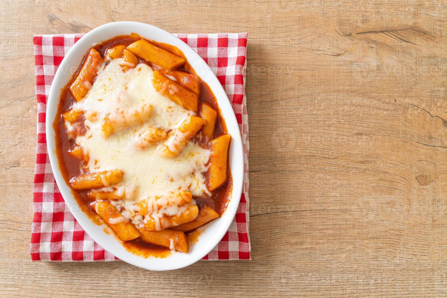 koreanischer Reiskuchen in scharfer koreanischer Sauce mit Käse, Käse-Tokpokki, Tteokbokki mit Käse foto