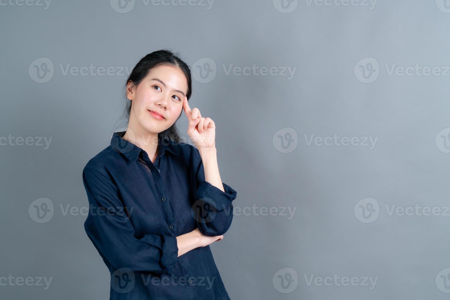 schöne und junge asiatische frau denkt foto