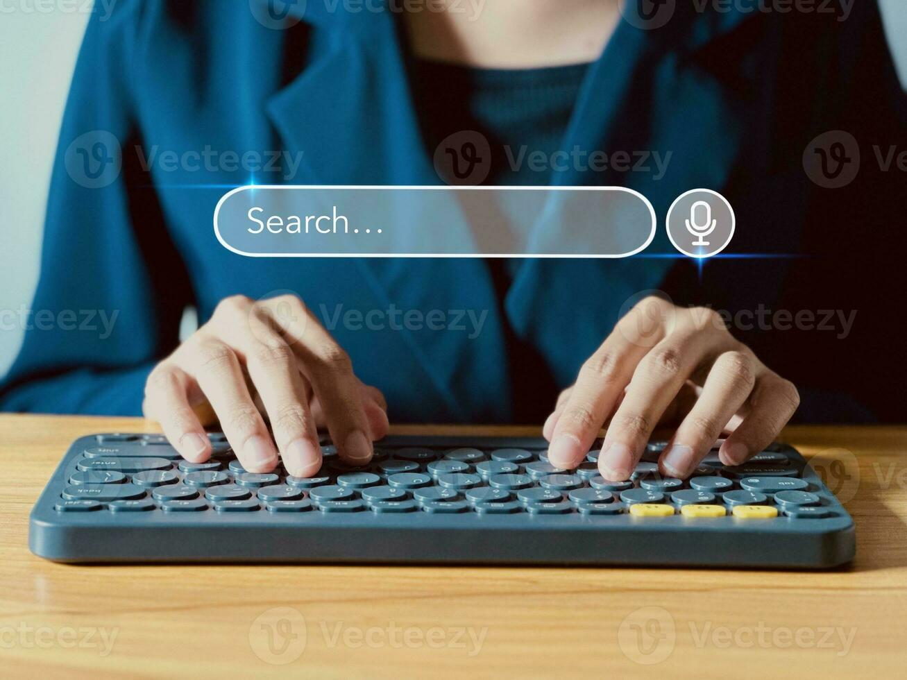 Daten Suche Technologie Suche Motor Optimierung Konzept. Mensch Hände sind mit Computer Tastatur zu Suche zum Information. foto