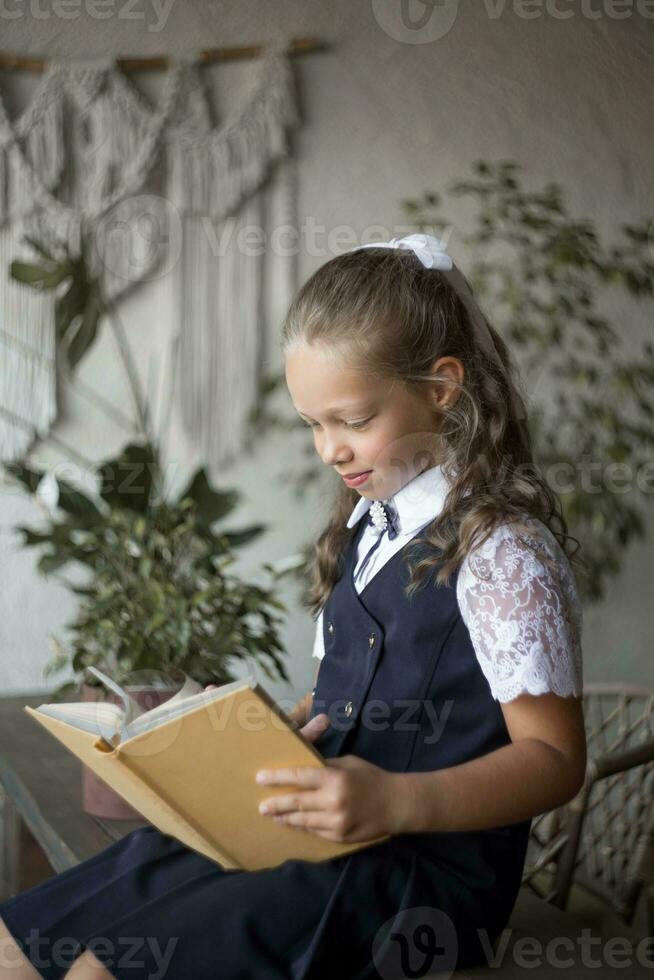 primär Schule Mädchen, im Schule Uniform foto