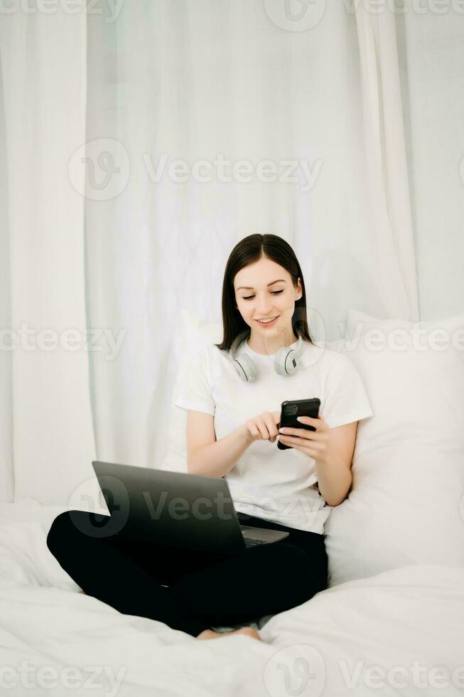 schön Frau hat aufgeweckt oben auf ein Weiß Bett und halten Kaffee im das Morgen beim Zuhause im Morgen foto