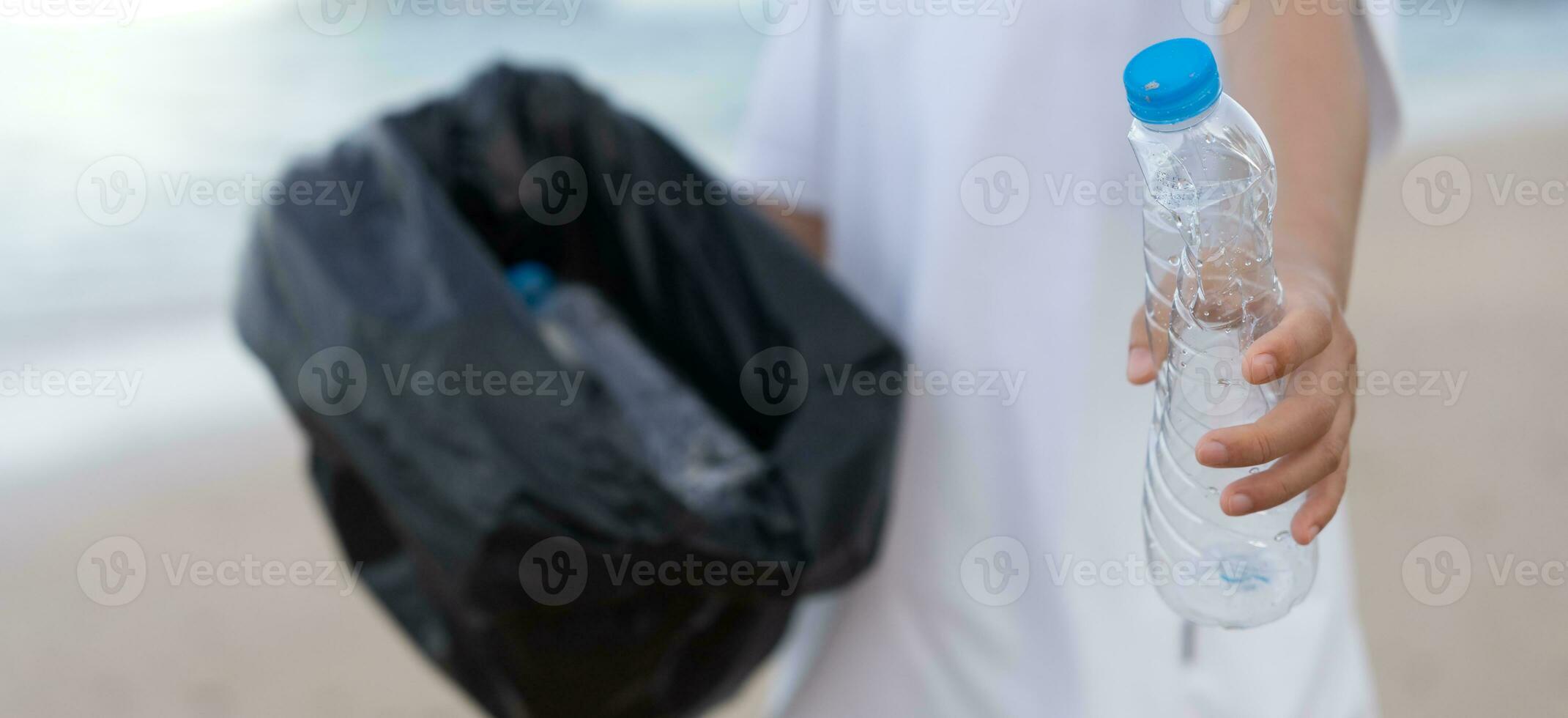 Wasser sparen. Freiwillige sammeln Müll am Strand und Plastikflaschen sind schwer zu zersetzen, um Schäden am Wasserleben zu verhindern. erde, umwelt, planeten ergrünen, erderwärmung reduzieren, welt retten foto