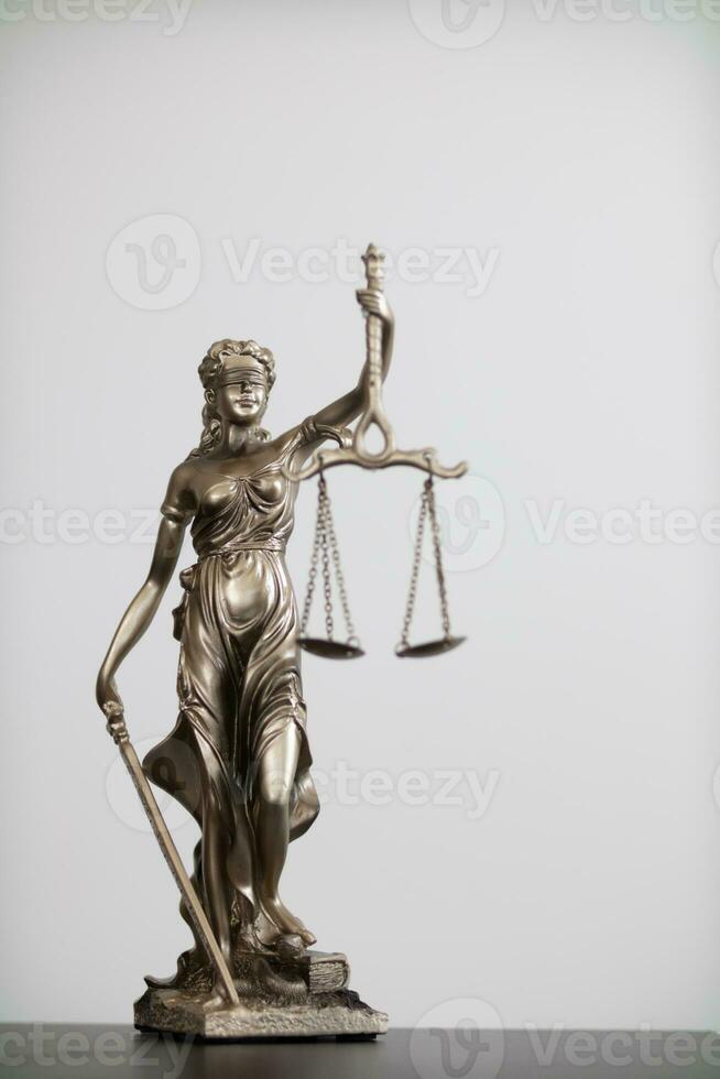 Statue von Gott themis Dame Gerechtigkeit ist benutzt wie Symbol von Gerechtigkeit innerhalb Gesetz Feste zu zeigen Wahrhaftigkeit von Fakten und Leistung zu Richter ohne Vorurteil. themis Dame Gerechtigkeit ist von Gerechtigkeit. foto