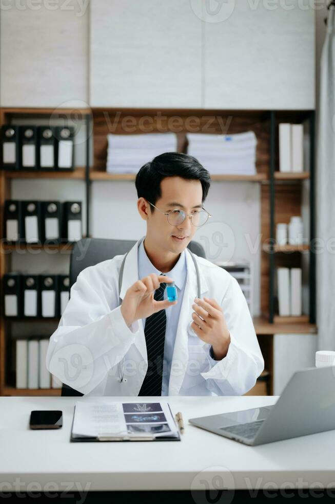 attraktiv weiblich Arzt reden während erklären medizinisch Behandlung zu geduldig durch ein Video Anruf mit Laptop im modern Büro foto