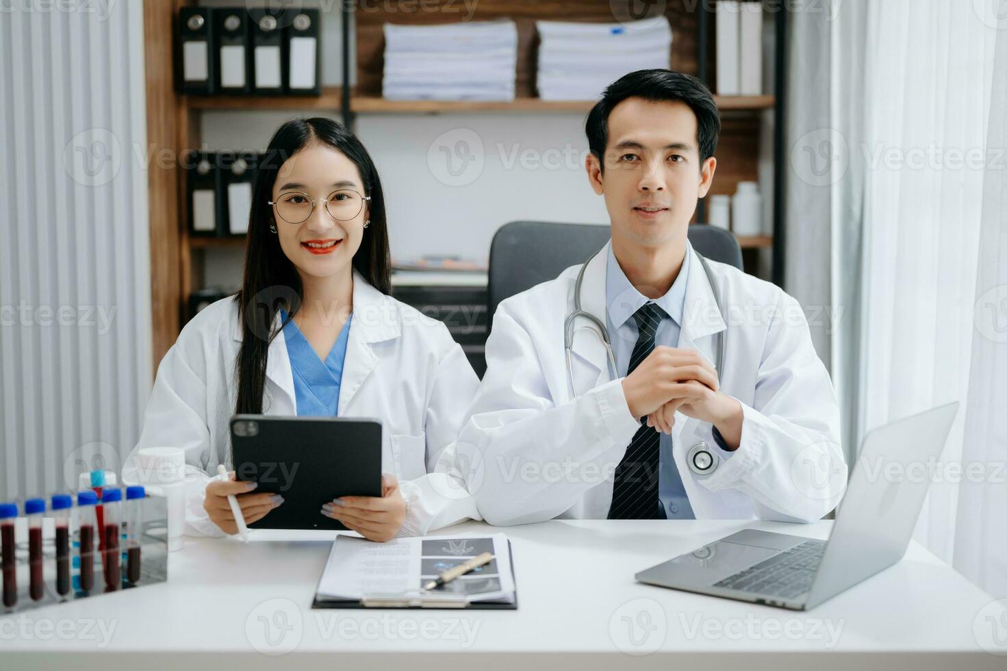 medizinisch Technologie Netzwerk Mannschaft Treffen Konzept. asiatisch Arzt Hand Arbeiten mit Clever Telefon modern Digital Tablette und Laptop Computer mit Grafik Diagramm Schnittstelle, foto