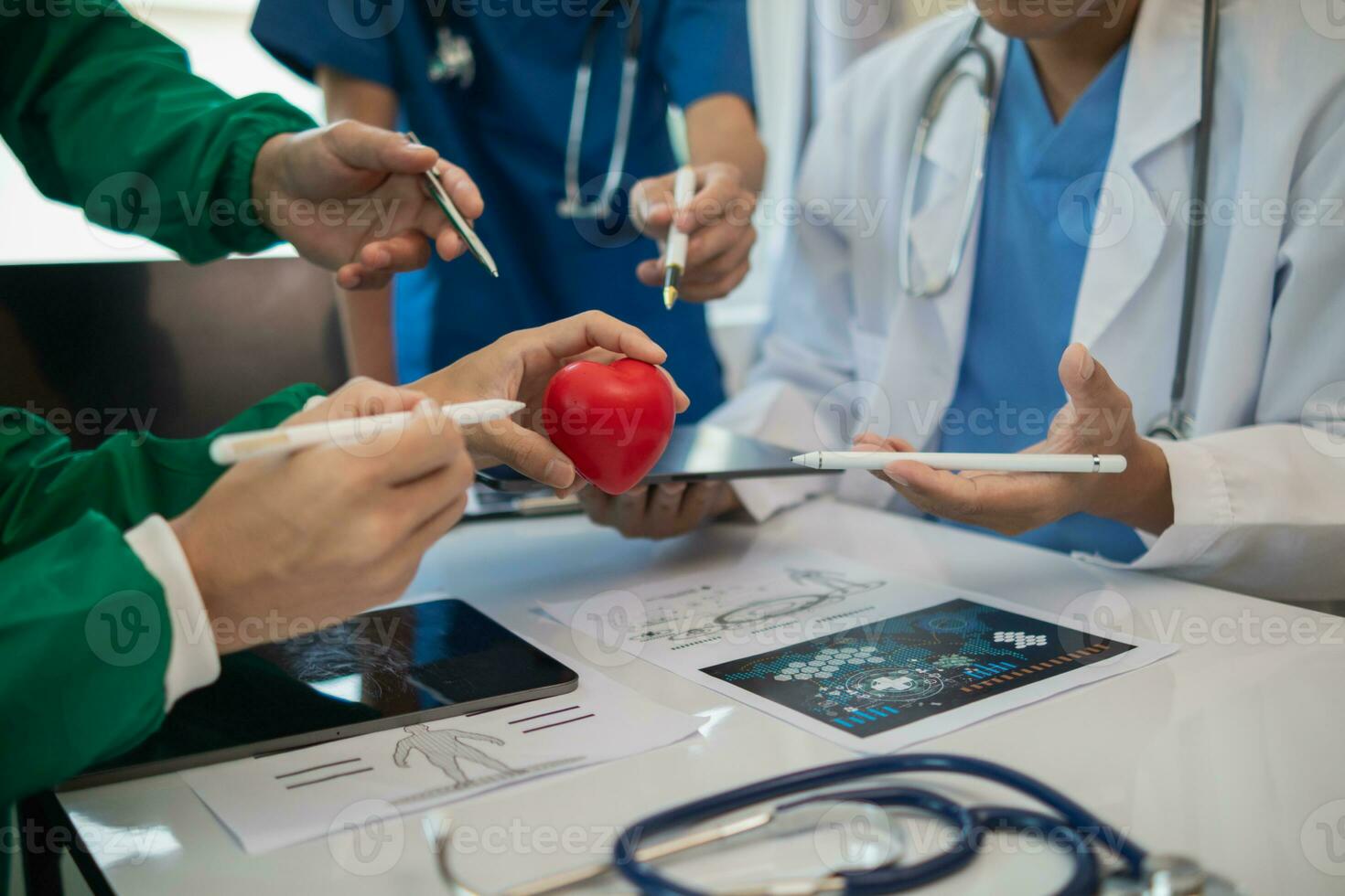 Konzept von medizinisch Mannschaft Treffen zu diskutieren Über Behandlung Herz Krankheit mit Chirurgie und verhindern Wiederholung von Herz Krankheit später. medizinisch Mannschaft Treffen Über Kardiologie zu behandeln Patienten. foto