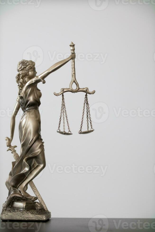 Statue von Gott themis Dame Gerechtigkeit ist benutzt wie Symbol von Gerechtigkeit innerhalb Gesetz Feste zu zeigen Wahrhaftigkeit von Fakten und Leistung zu Richter ohne Vorurteil. themis Dame Gerechtigkeit ist von Gerechtigkeit. foto