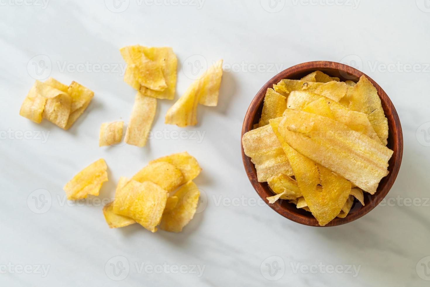 Bananenchips - gebratene oder gebackene Bananenscheiben foto