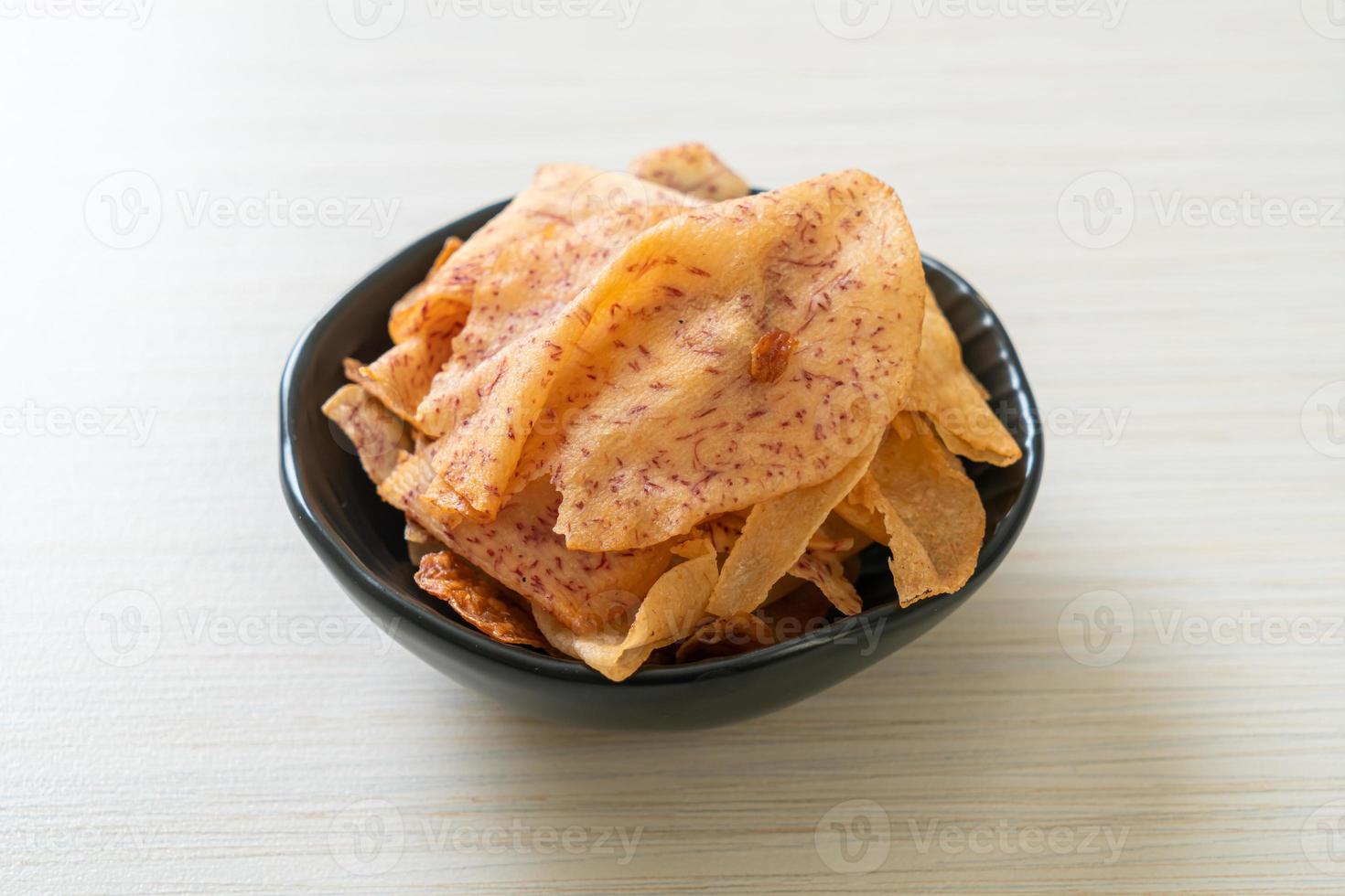 Taro Chips - gebraten oder gebacken in Scheiben geschnitten Taro foto