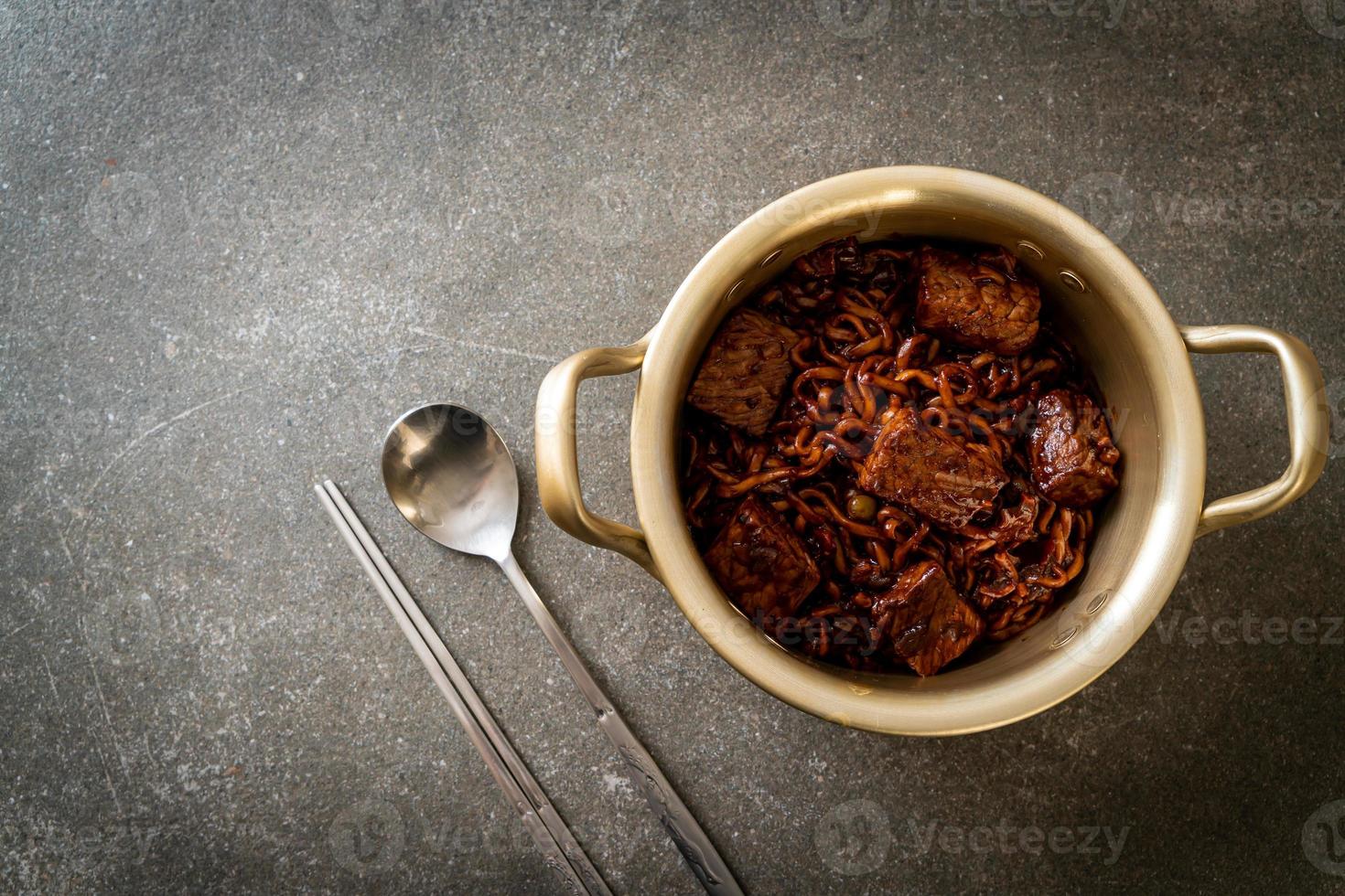 Jjapaguri oder Chapaguri, koreanische schwarze Bohnen, scharfe Nudeln mit Rindfleisch foto