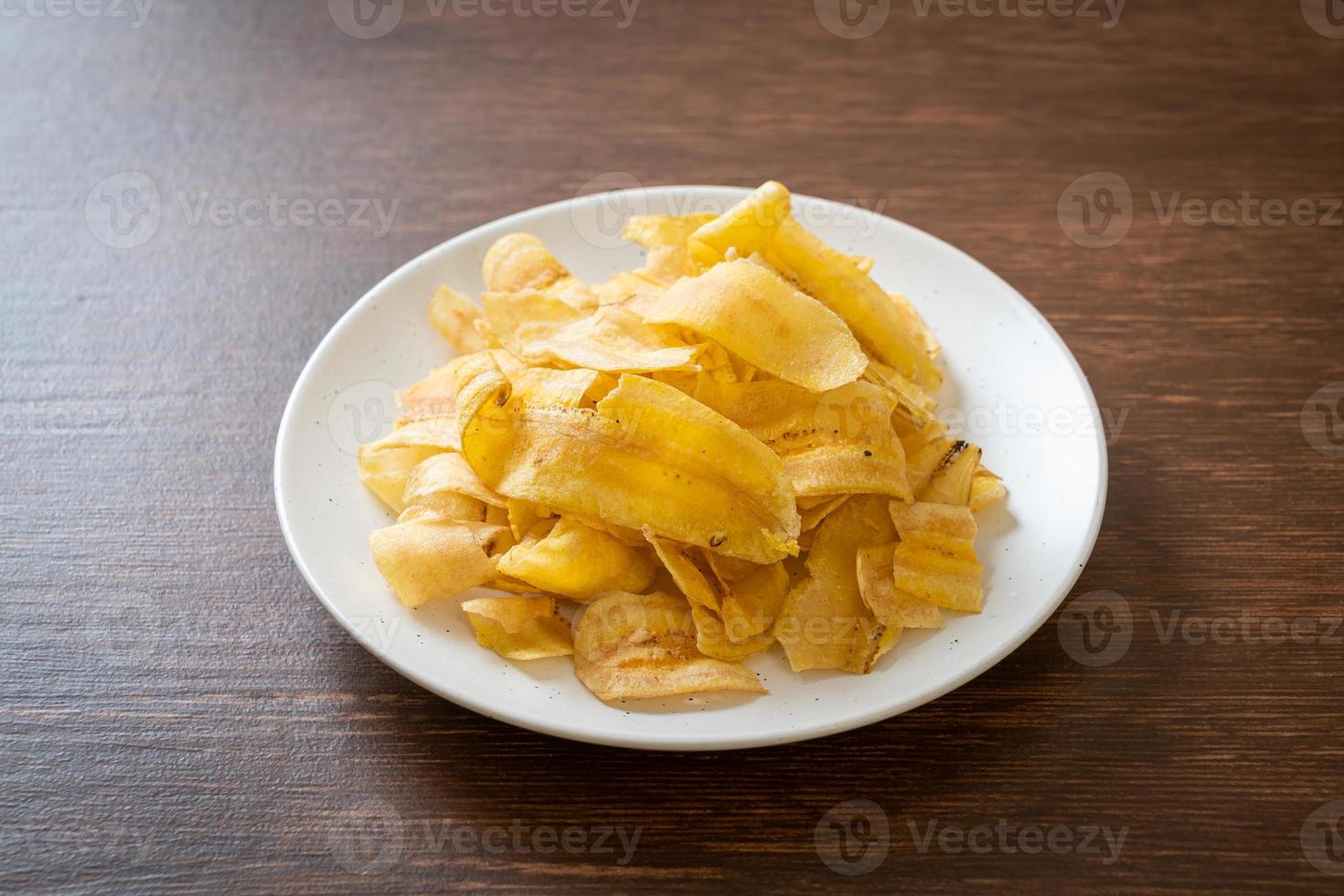 Bananenchips - gebratene oder gebackene Bananenscheiben foto