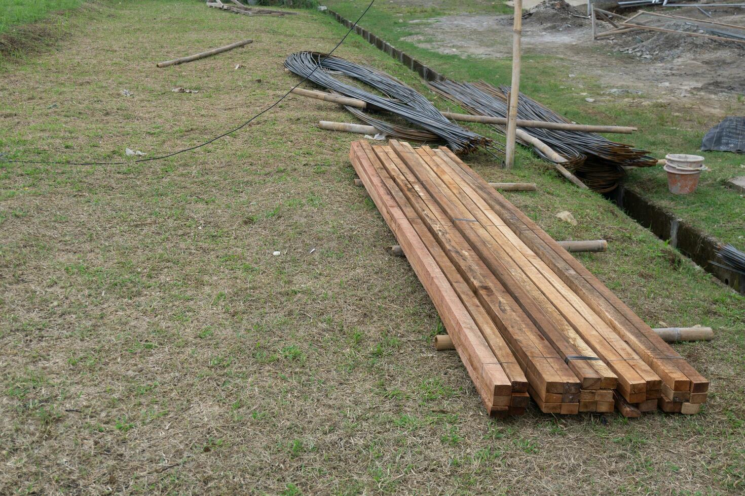 Holz Bauholz Konstruktion Material. Nahansicht groß hölzern Bretter. gestapelt hölzern Balken von Platz Sektion zum Haus Konstruktion foto