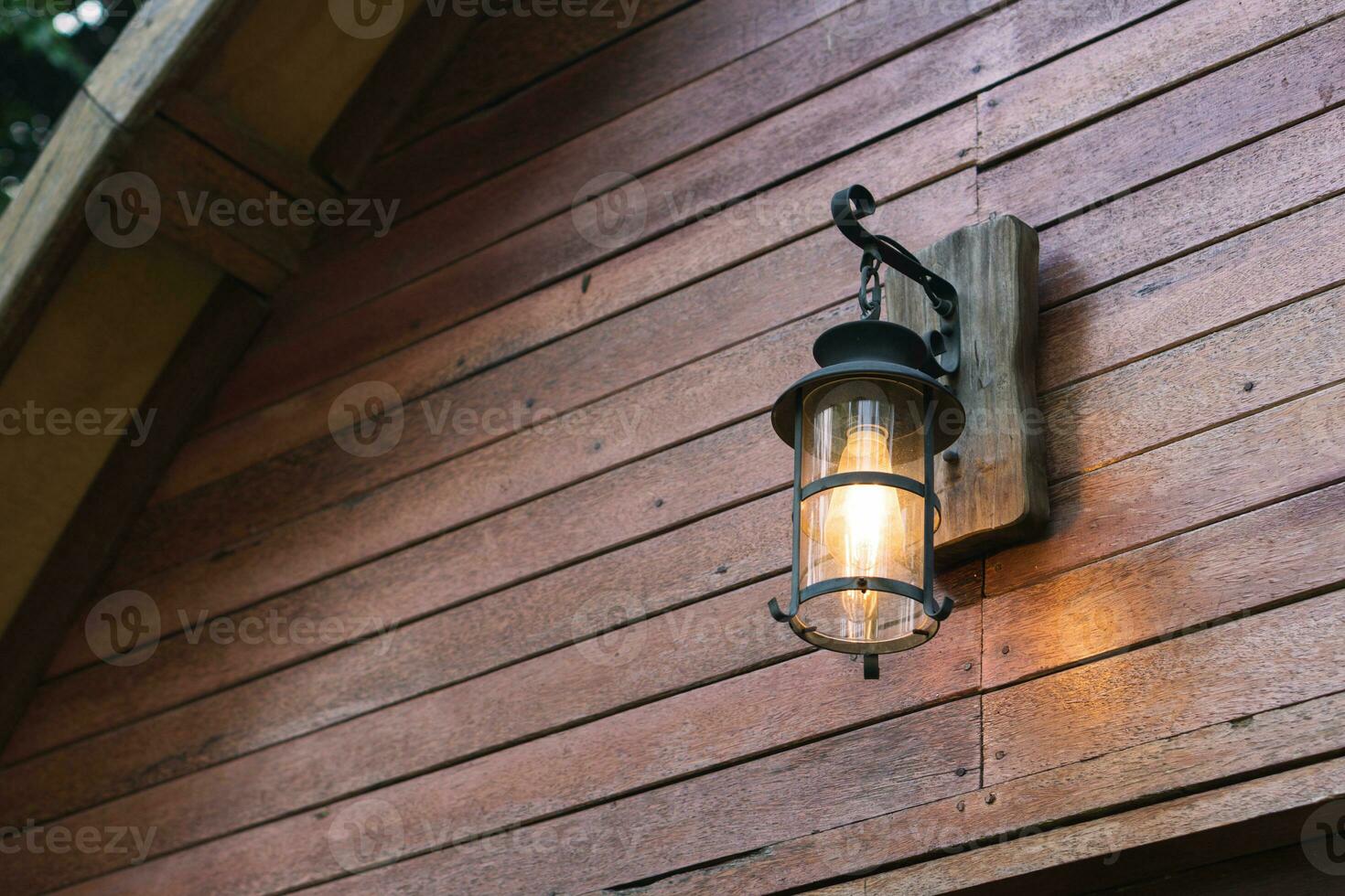 ästhetisch rustikal Mauer Lampe auf Fassade von ein Haus mit hölzern Mauer foto