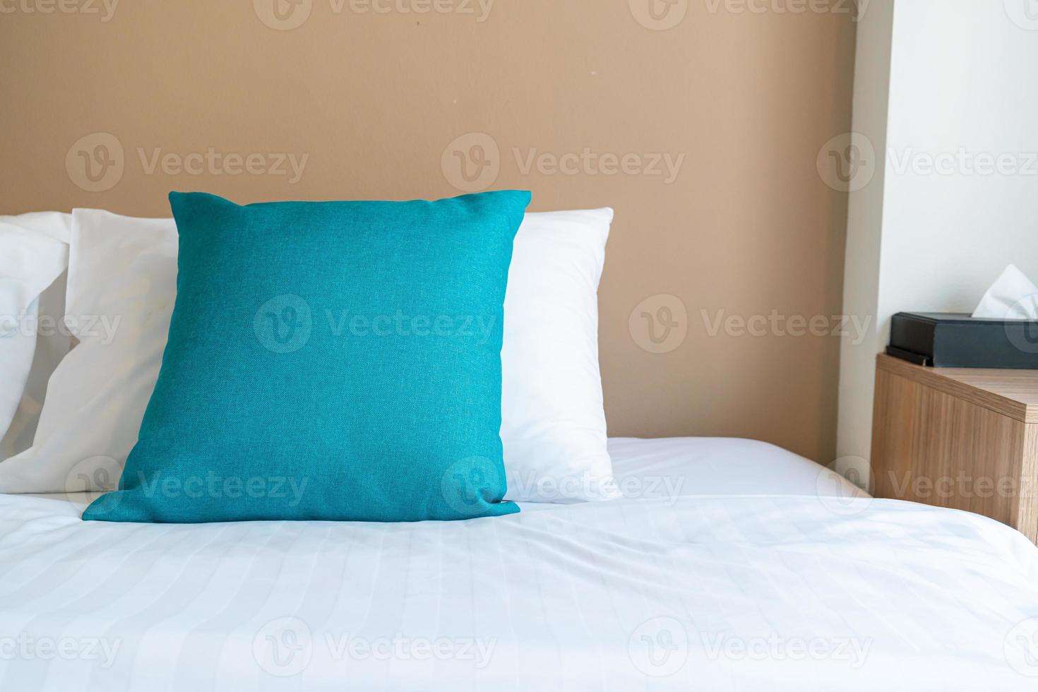 schöne und bequeme Kissendekoration auf dem Bett im Schlafzimmer foto
