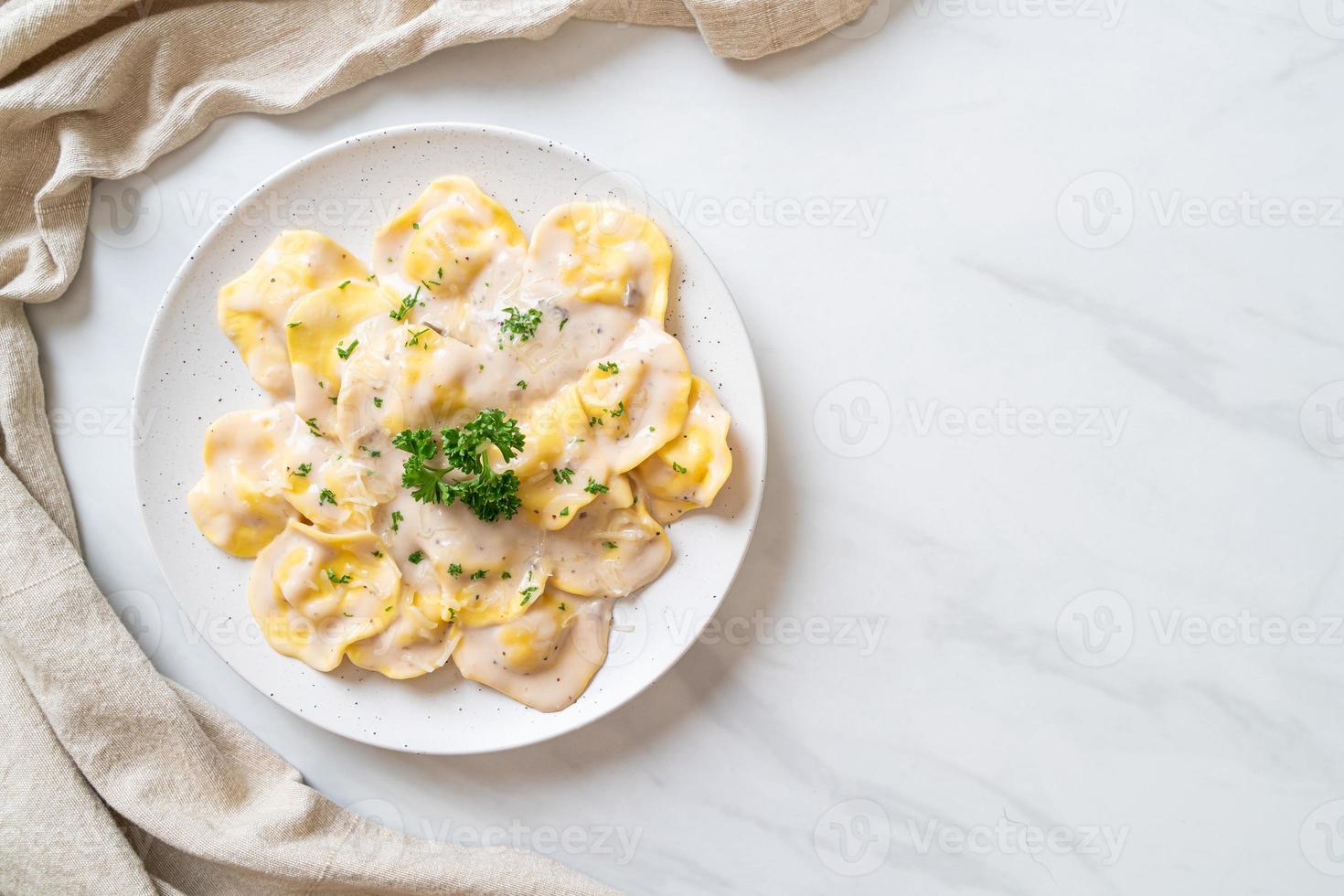 Ravioli-Nudeln mit Champignon-Sahnesauce und Käse - italienische Küche - foto