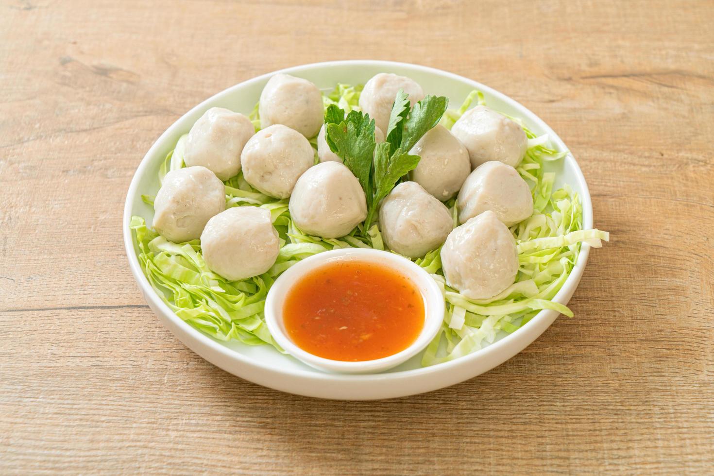 gekochte Fischbällchen mit scharfer Sauce foto