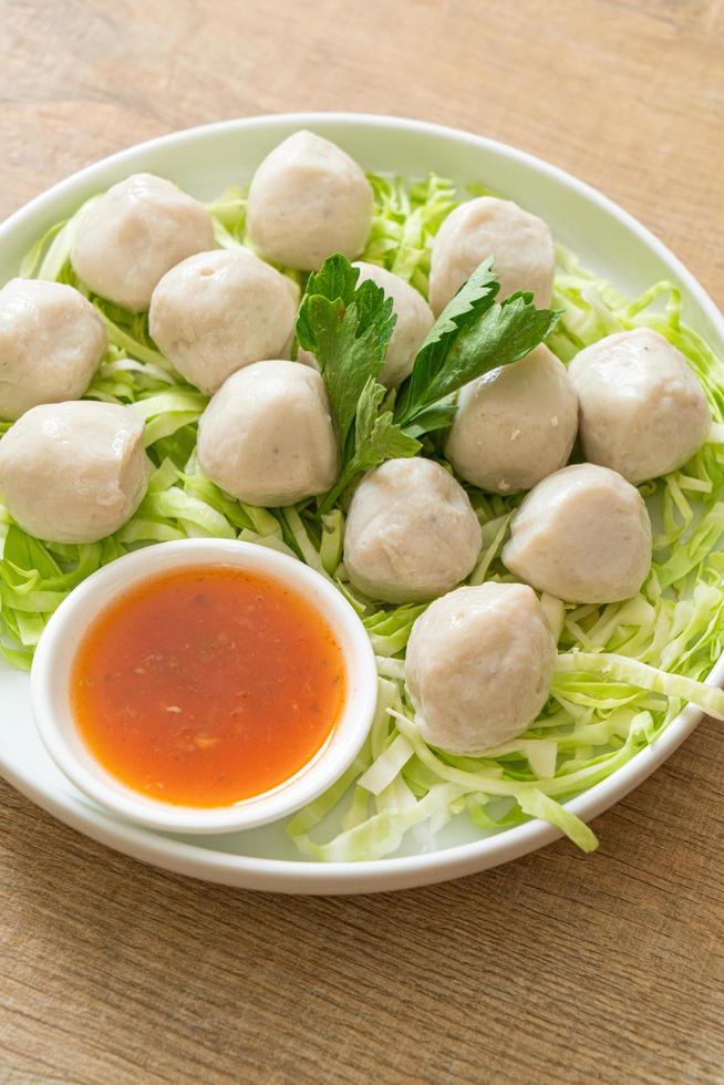 gekochte Fischbällchen mit scharfer Sauce foto