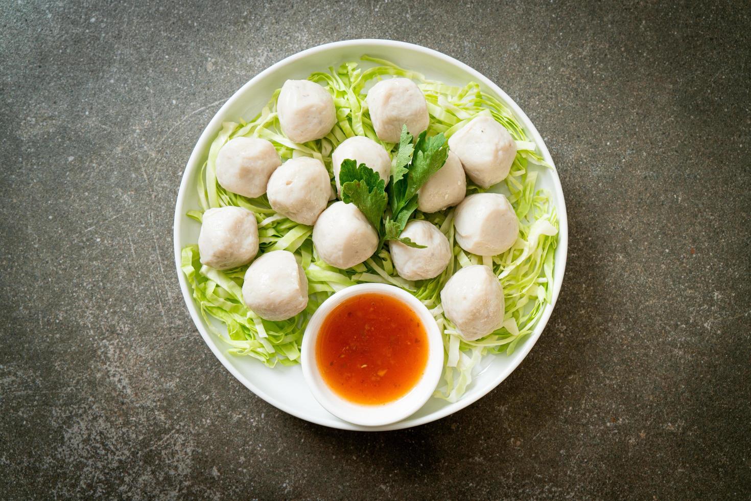 gekochte Fischbällchen mit scharfer Sauce foto