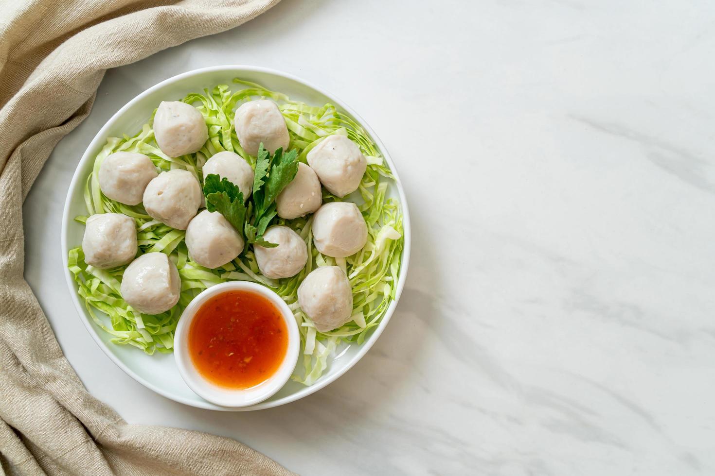 gekochte Fischbällchen mit scharfer Sauce foto