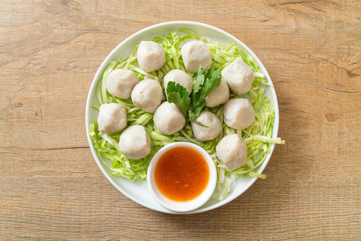 gekochte Fischbällchen mit scharfer Sauce foto