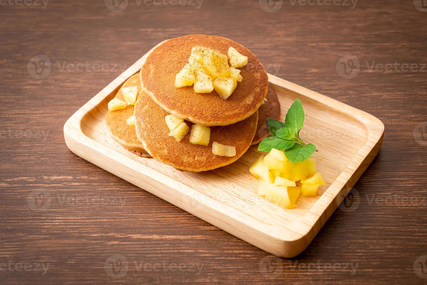 Apfelpfannkuchen oder Apfelcrepe mit Zimtpulver foto