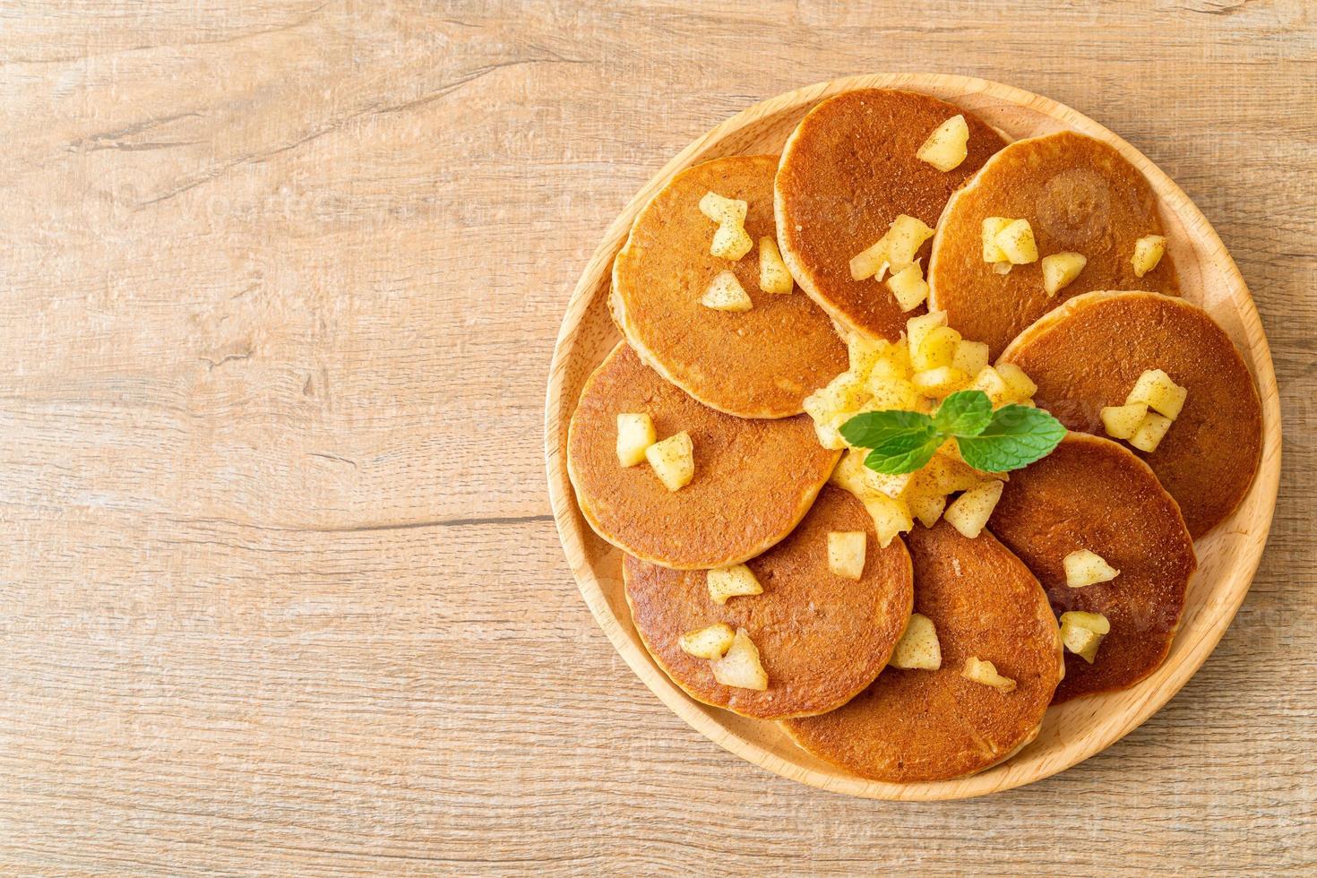 Apfelpfannkuchen oder Apfelcrepe mit Zimtpulver foto