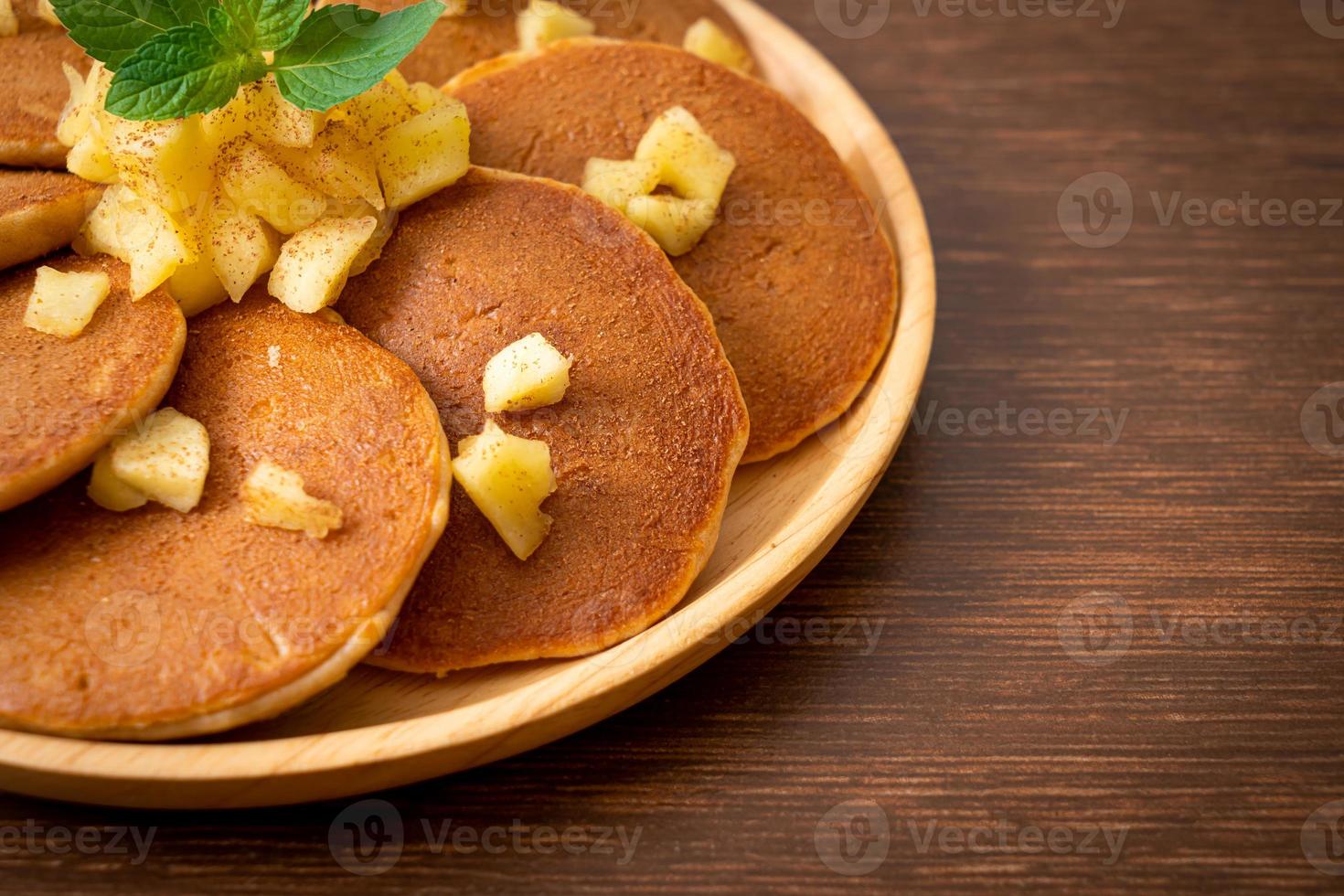 Apfelpfannkuchen oder Apfelcrepe mit Zimtpulver foto