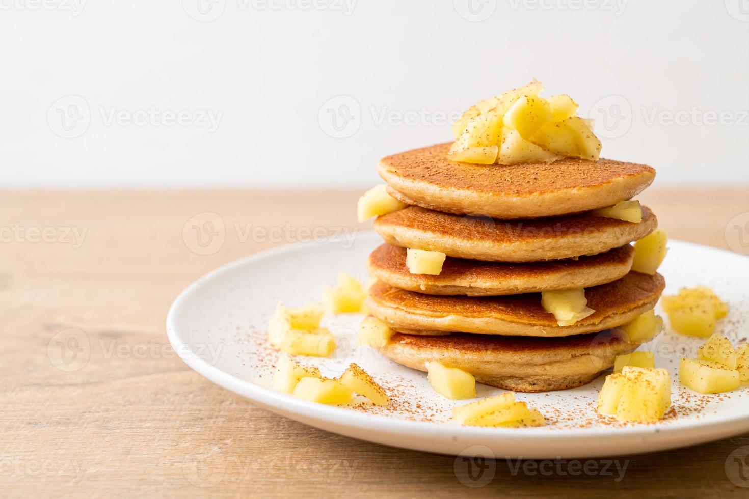 Apfelpfannkuchen oder Apfelcrepe mit Zimtpulver foto