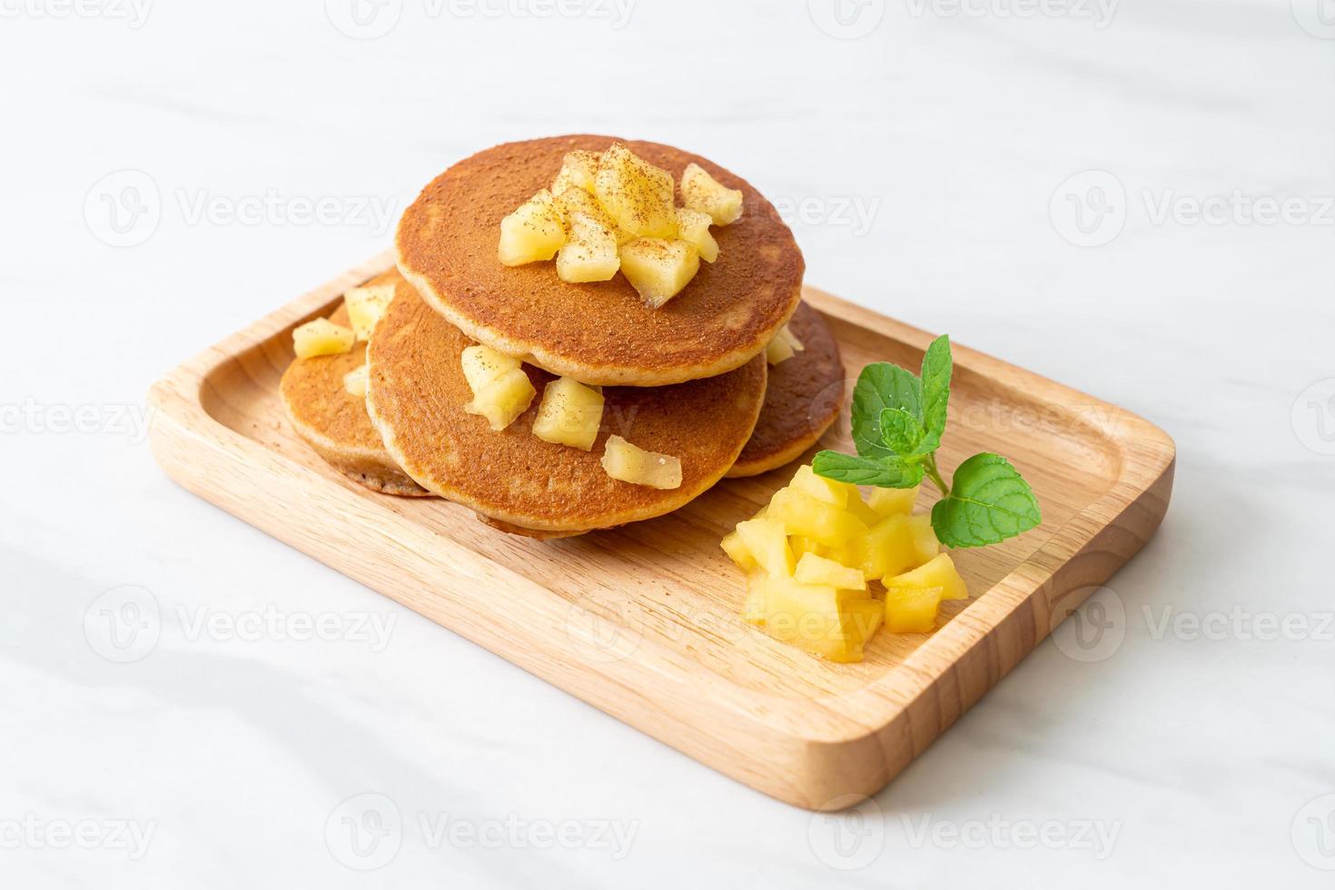 Apfelpfannkuchen oder Apfelcrepe mit Zimtpulver foto
