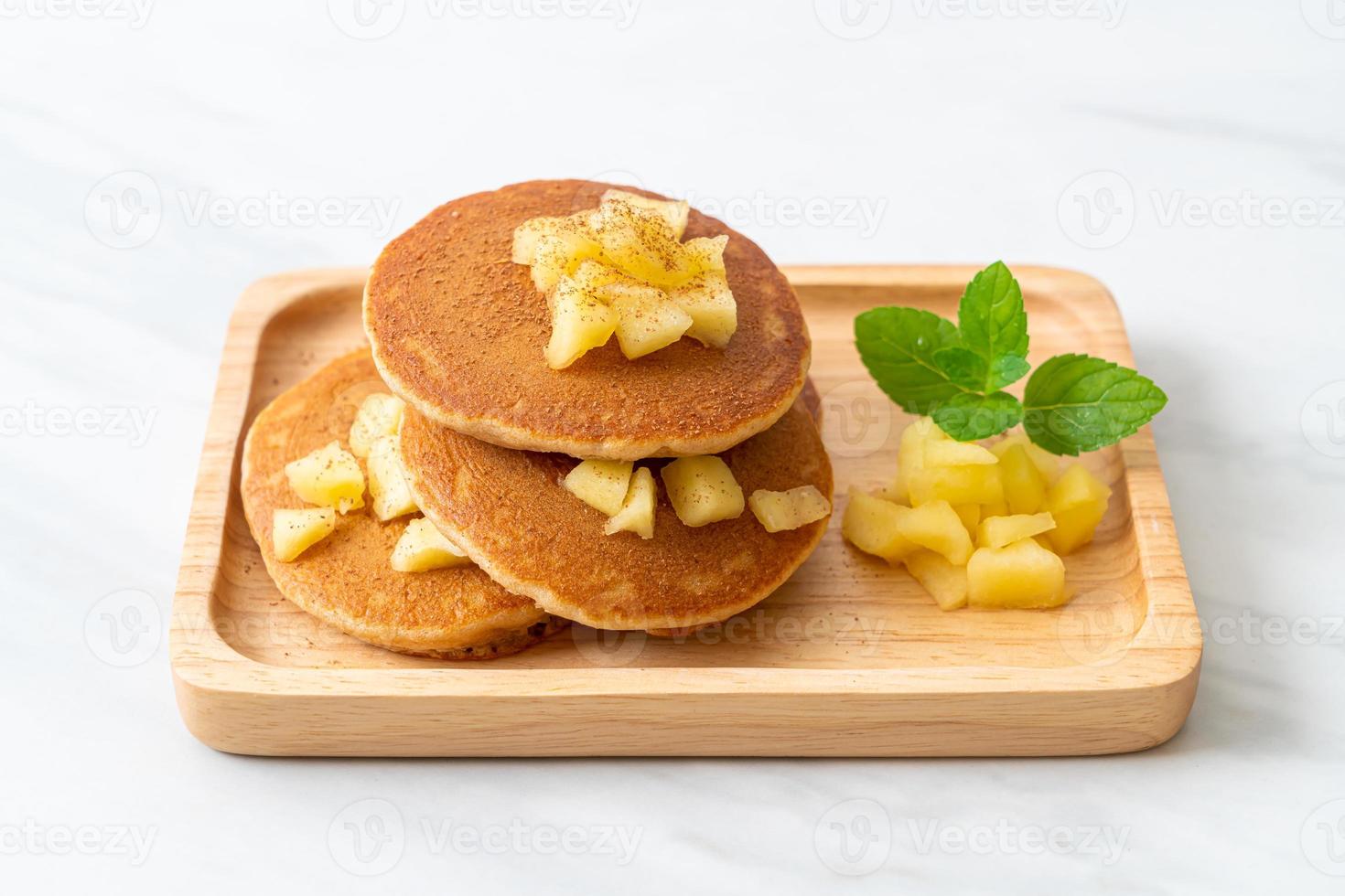 Apfelpfannkuchen oder Apfelcrepe mit Zimtpulver foto