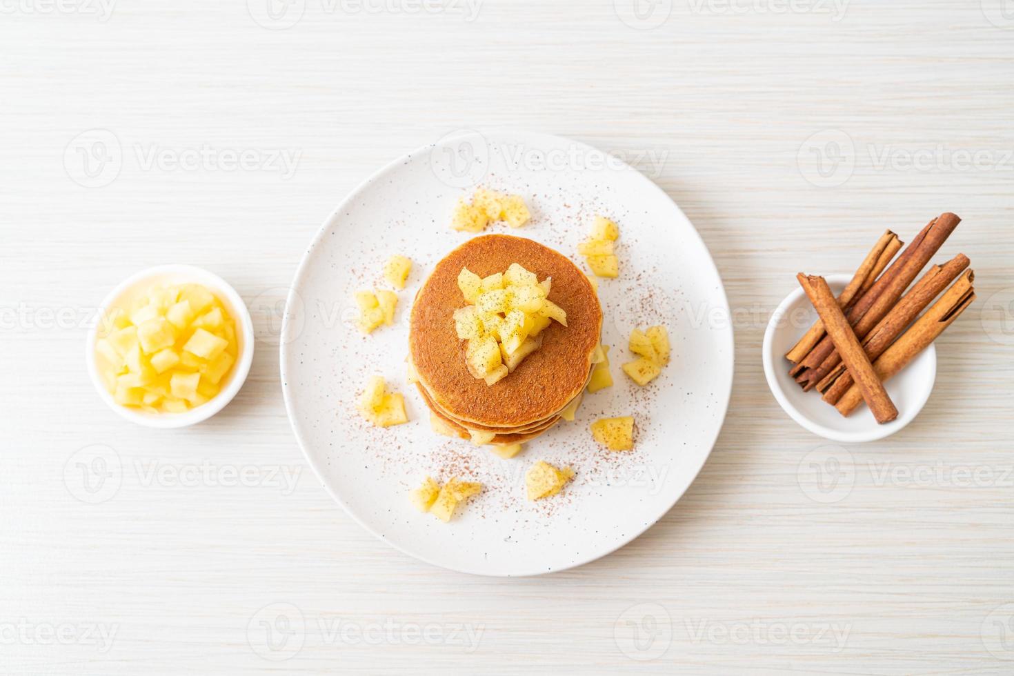 Apfelpfannkuchen oder Apfelcrepe mit Zimtpulver foto