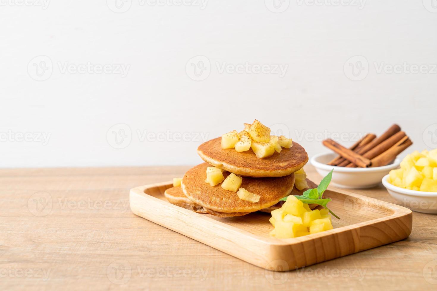 Apfelpfannkuchen oder Apfelcrepe mit Zimtpulver foto