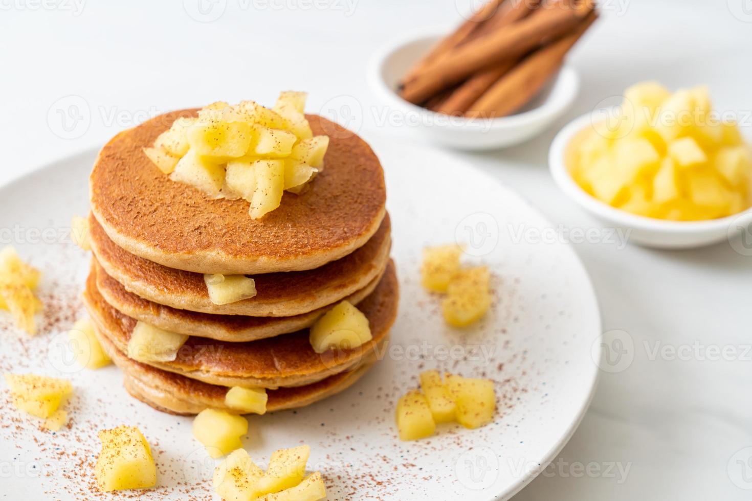 Apfelpfannkuchen oder Apfelcrepe mit Zimtpulver foto