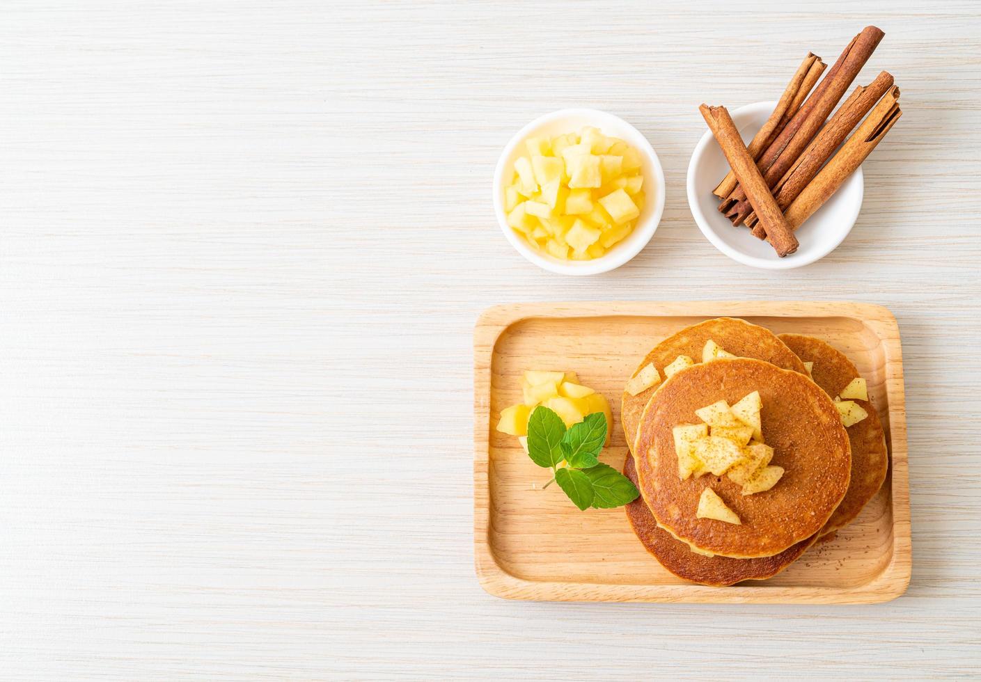 Apfelpfannkuchen oder Apfelcrepe mit Zimtpulver foto